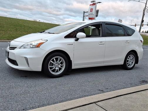 2014 Toyota Prius v Five