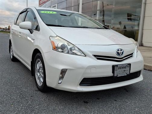 2014 Toyota Prius v Five