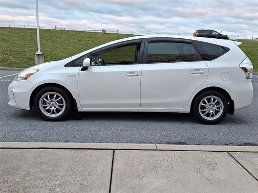 2014 Toyota Prius v Five