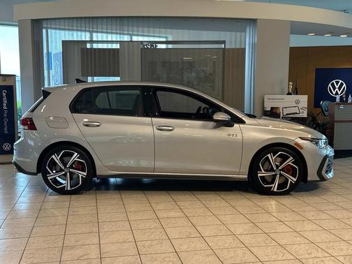 2025 Volkswagen Golf GTI 2.0T SE DSG