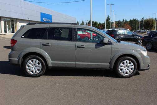 Photo 2 of 38 of 2019 Dodge Journey SE