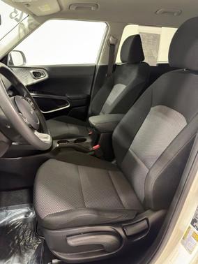 Snow White Pearl 2023 Kia Soul LX