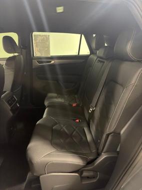 Pure Gray 2025 Volkswagen Atlas Cross Sport 2.0T SE w/Technology