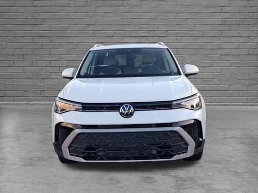 Pure White 2026 Volkswagen Taos 1.5T SE