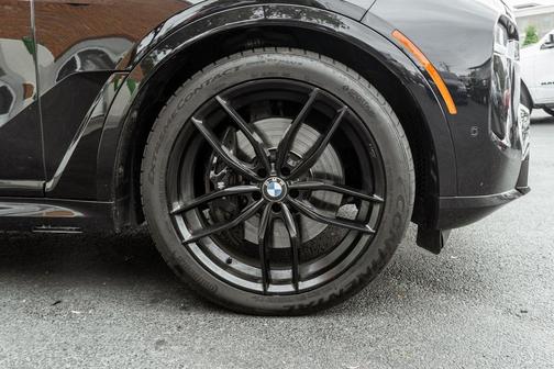 2023 BMW X7 M60i