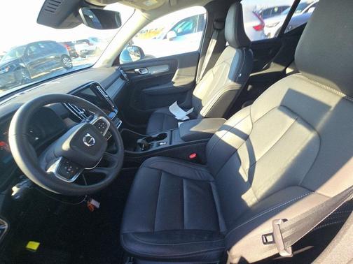 2025 Volvo XC40 B5 Core Bright Theme