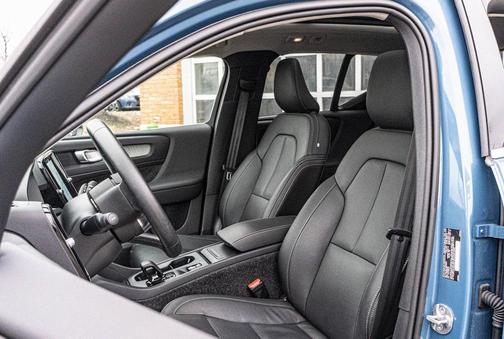 2025 Volvo XC40 B5 Core Bright Theme