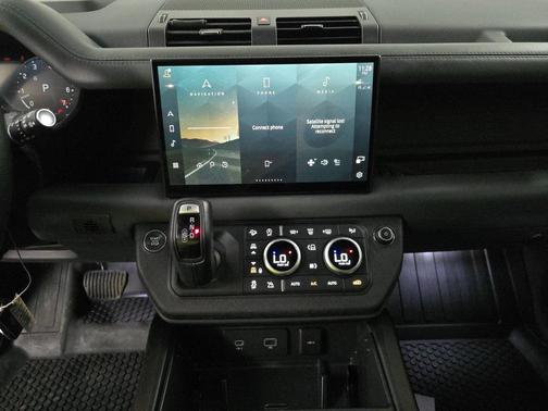2023 Land Rover Defender 130 X-Dynamic SE