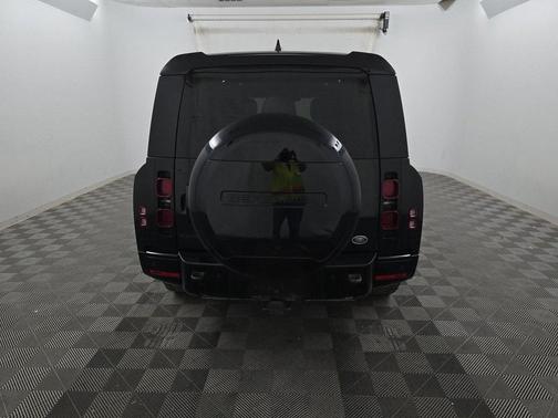 2023 Land Rover Defender 130 X-Dynamic SE