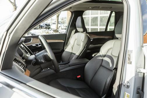 2025 Volvo XC90 B6 Plus 7-Seater