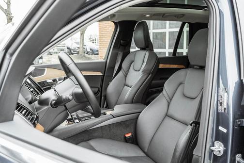 2025 Volvo XC90 B6 Plus 7-Seater