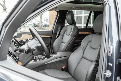 2025 Volvo XC90 B6 Plus 7-Seater