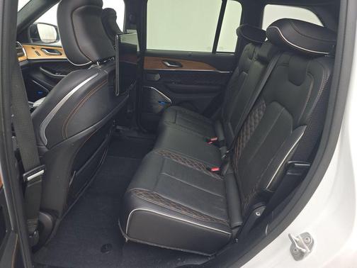 Bright White Clearcoat 2023 Jeep Grand Cherokee Summit