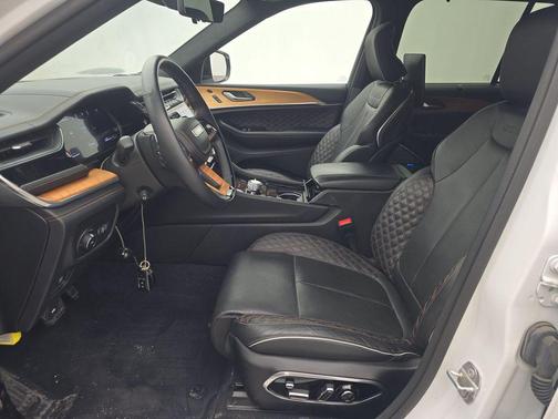 Bright White Clearcoat 2023 Jeep Grand Cherokee Summit