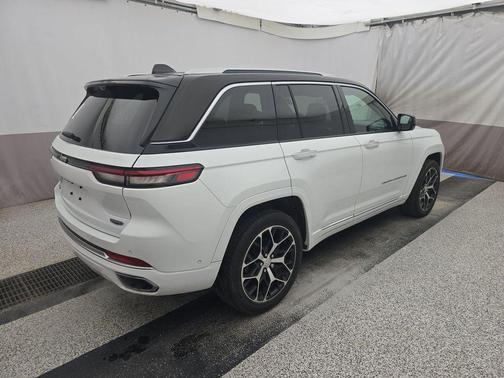 Bright White Clearcoat 2023 Jeep Grand Cherokee Summit