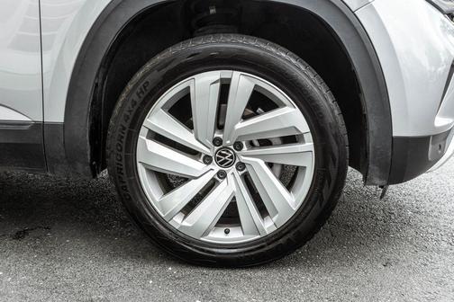Pyrite Silver Metallic 2022 Volkswagen Atlas Cross Sport 3.6L V6 SE w/Technology