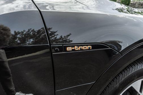 Mythos Black Metallic 2022 Audi e-tron Sportback S line Premium Plus