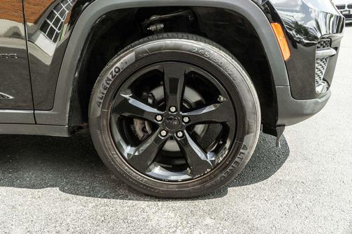 Diamond Black Crystal Pearlcoat 2023 Jeep Grand Cherokee Altitude