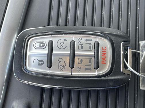 Brilliant Black Crystal Pearlcoat 2023 Chrysler Pacifica Touring L