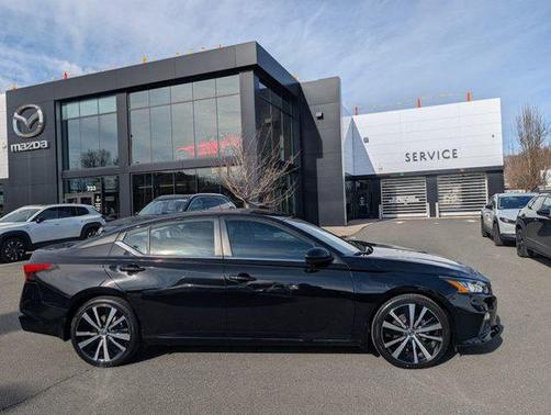 Super Black 2022 Nissan Altima SR FWD