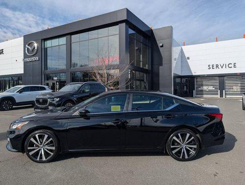 Super Black 2022 Nissan Altima SR FWD