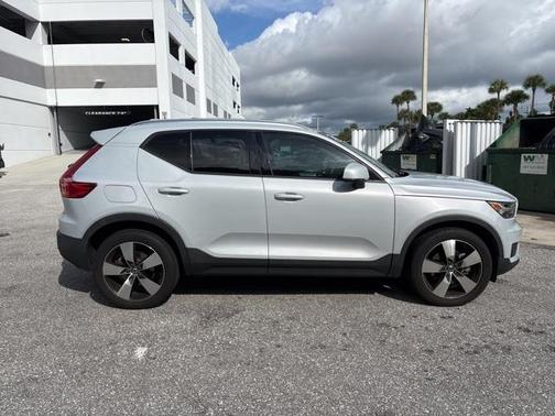 2021 Volvo XC40 T5 Momentum