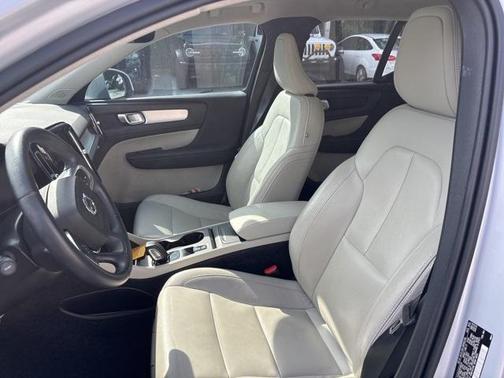 2021 Volvo XC40 T5 Momentum