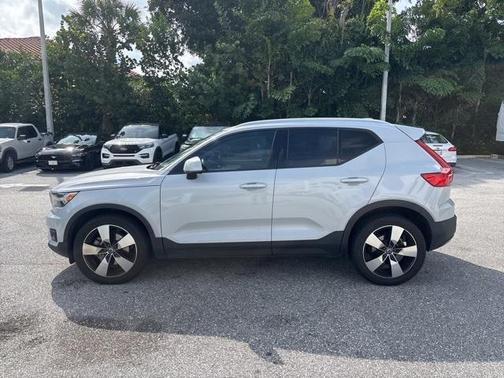 2021 Volvo XC40 T5 Momentum