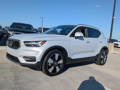2021 Volvo XC40 T5 Momentum