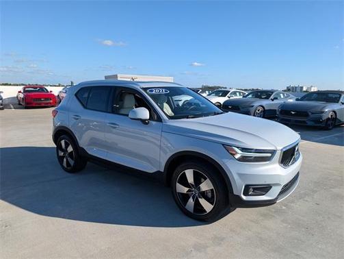 2021 Volvo XC40 T5 Momentum