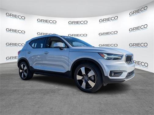 2021 Volvo XC40 T5 Momentum