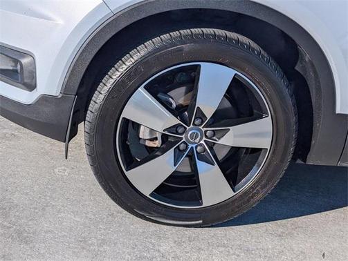 2021 Volvo XC40 T5 Momentum