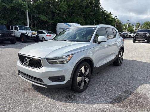 2021 Volvo XC40 T5 Momentum