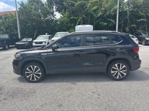 Deep Black Pearl Effect 2023 Volkswagen Taos 1.5T SE