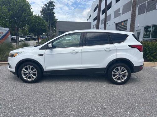 Oxford White 2019 Ford Escape SE