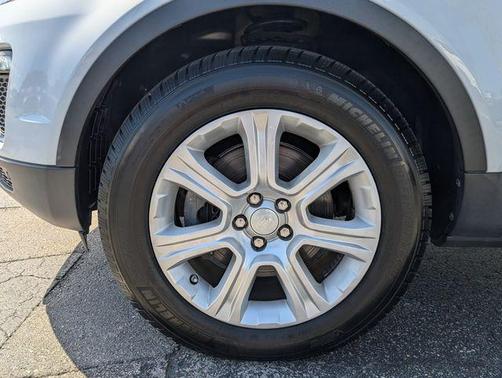 Yulong White 2018 Land Rover Range Rover Evoque SE Premium