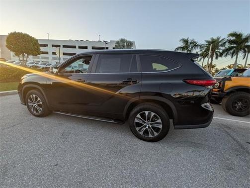 2023 Toyota Highlander Hybrid XLE