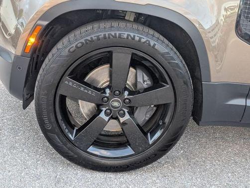 2023 Land Rover Defender SE