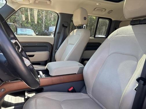 2023 Land Rover Defender SE