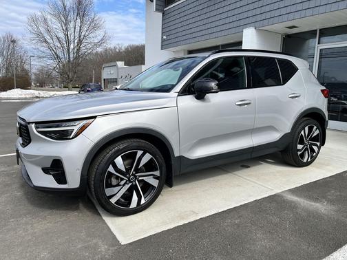 2023 Volvo XC40 B5 Ultimate Dark Theme