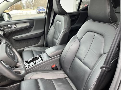 2023 Volvo XC40 B5 Ultimate Dark Theme