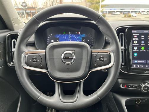 2023 Volvo XC40 B5 Ultimate Dark Theme