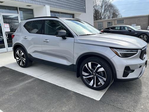 2023 Volvo XC40 B5 Ultimate Dark Theme