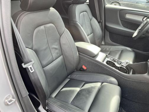 2023 Volvo XC40 B5 Ultimate Dark Theme