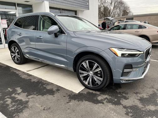 2023 Volvo XC60 B5 Plus Bright Theme