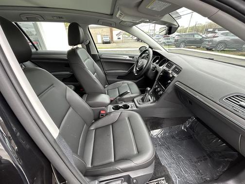 Deep Black Pearl 2019 Volkswagen Golf Alltrack TSI S