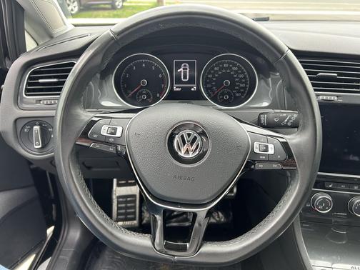 Deep Black Pearl 2019 Volkswagen Golf Alltrack TSI S