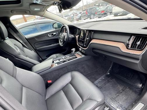 2021 Volvo XC60 T5 Momentum