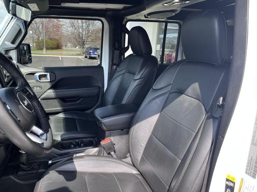 Bright White Clearcoat 2021 Jeep Wrangler Unlimited Sahara