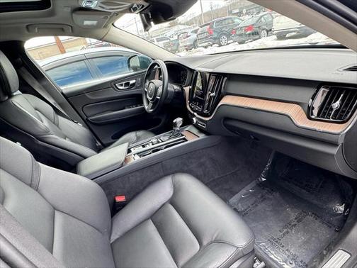 2021 Volvo XC60 T5 Momentum